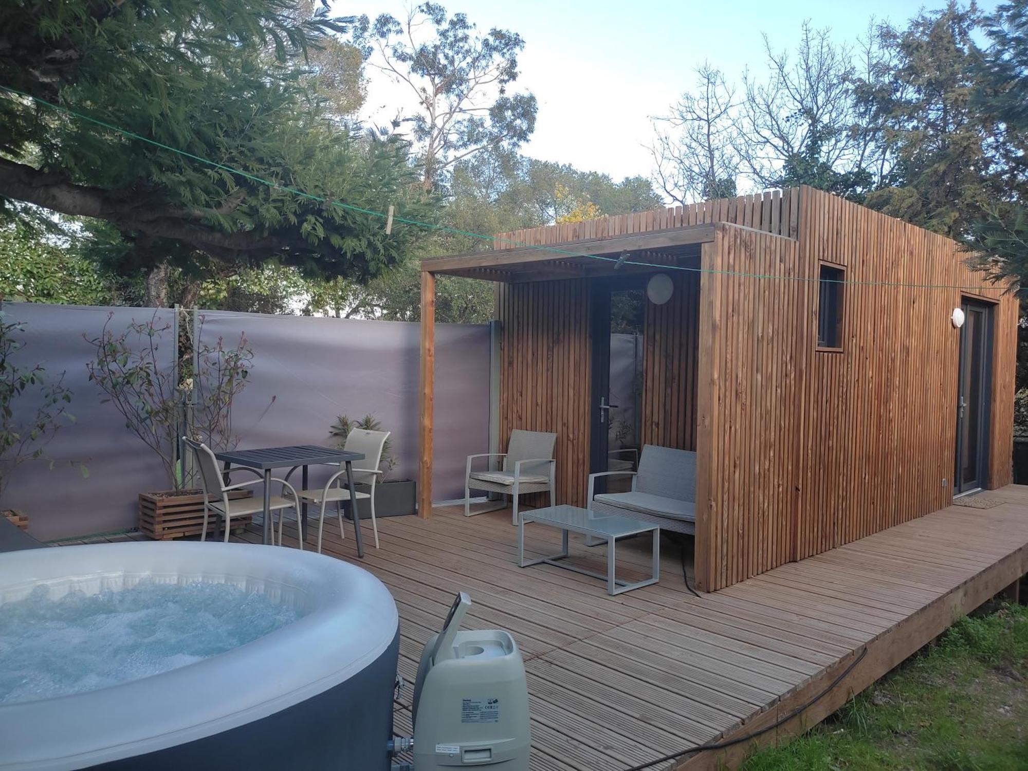 Joli Indépendant En Bois Avec Jacuzzi Prive * Fréjus