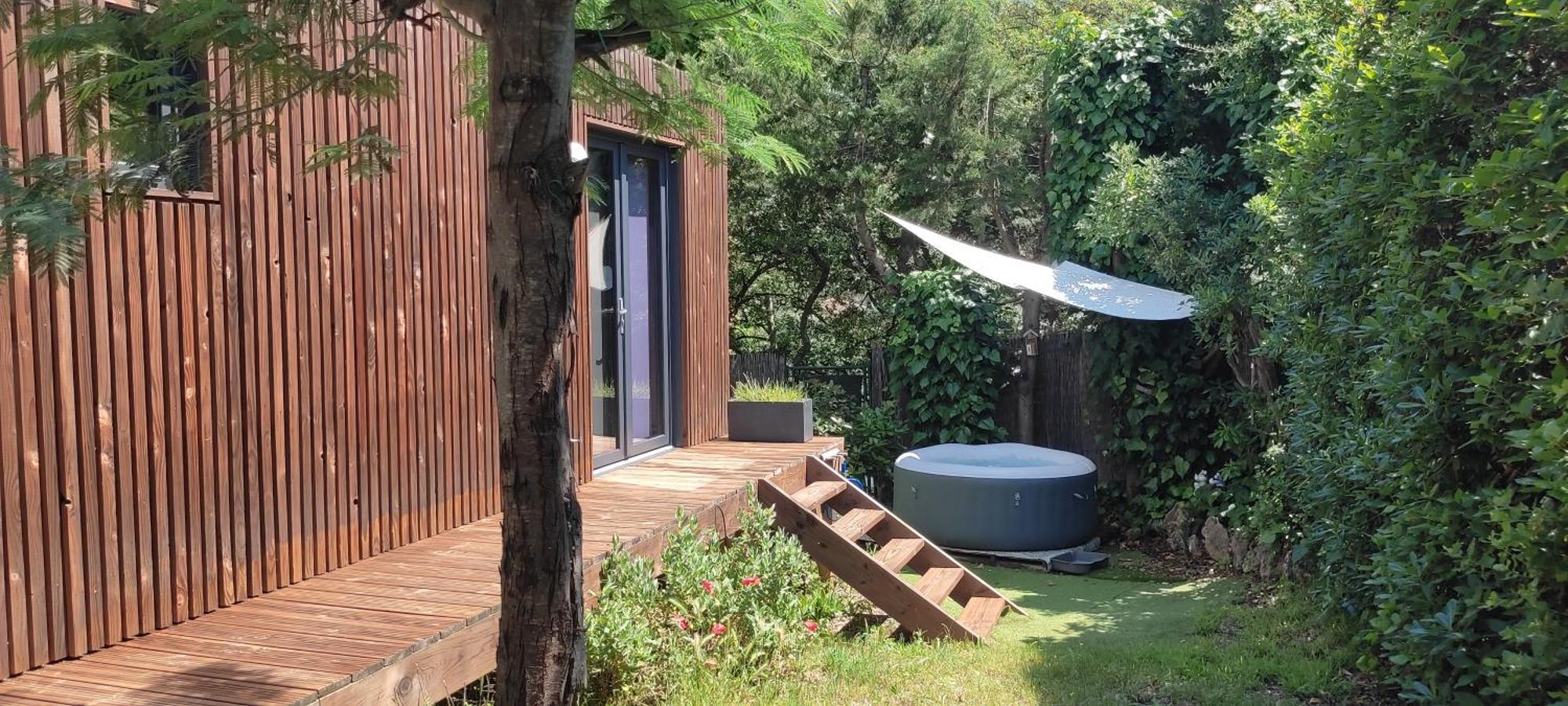 Joli Indépendant En Bois Avec Jacuzzi Prive *